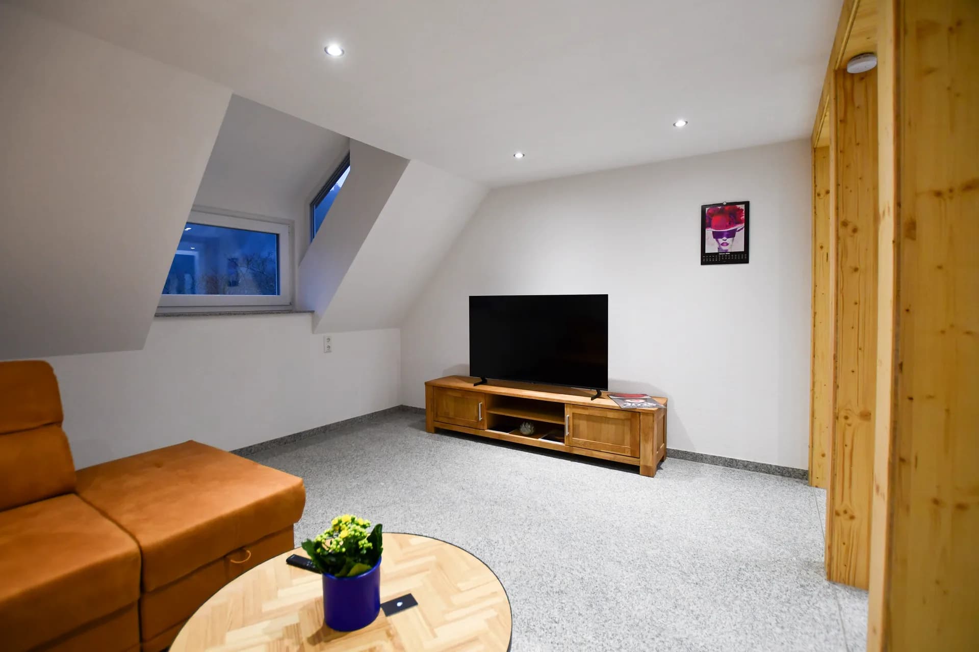 Wohnzimmer mit Smart-TV und Blick ins Grüne – Ferienwohnung Schrödter Schramberg