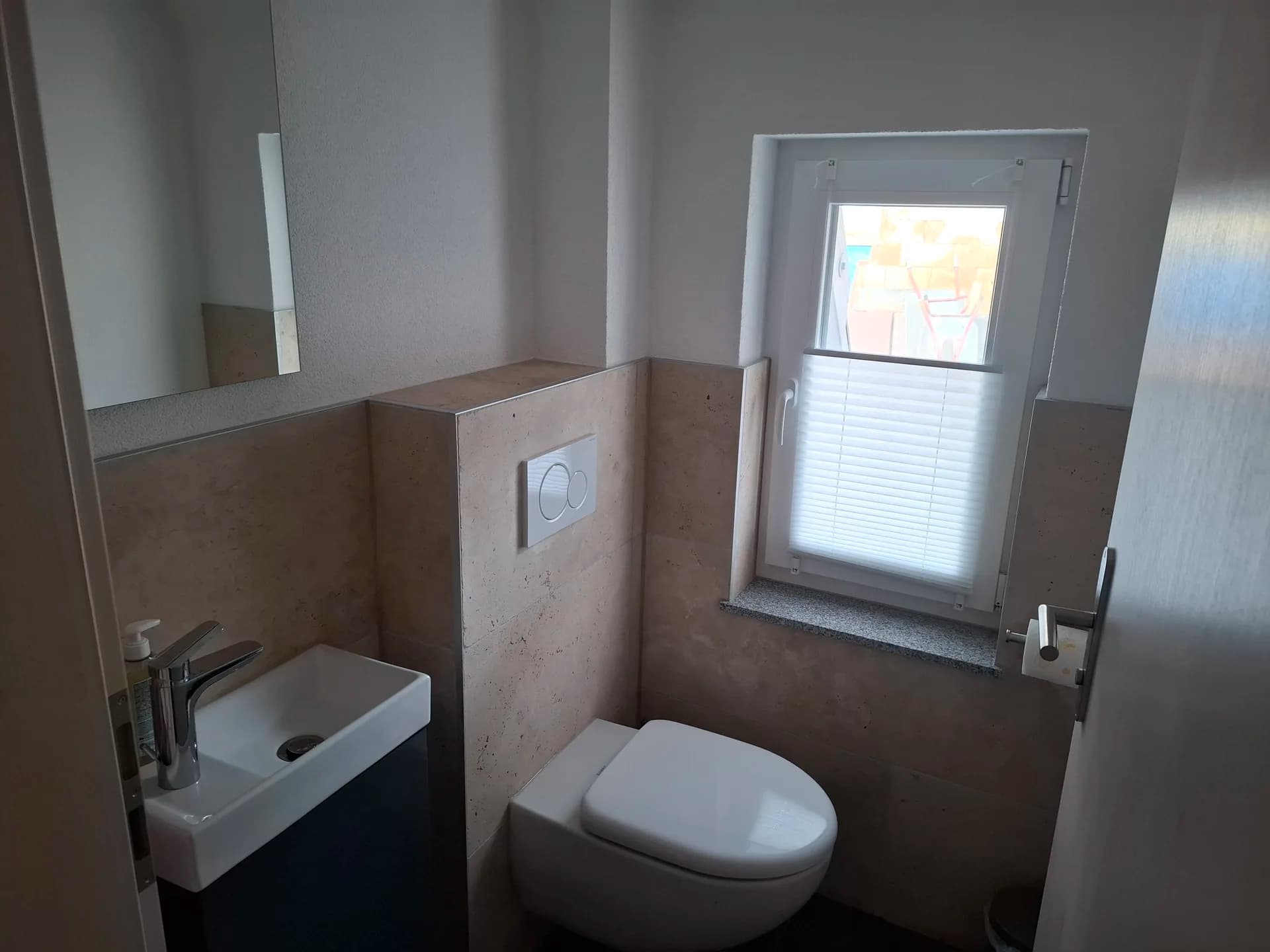 Separates Gäste-WC mit Handwaschbecken – Ferienwohnung Schrödter