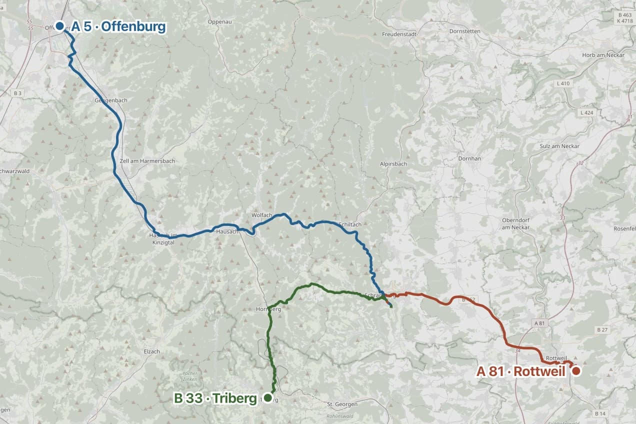 Karte der Region um Schramberg mit drei farbig eingezeichneten Anfahrten: von der A 81 bei Rottweil, von der A 5 bei Offenburg über Hausach und Schiltach, und auf der B 33 von Triberg. Das letzte gemeinsame Stück vor Schramberg wechselt strichweise die Farbe.