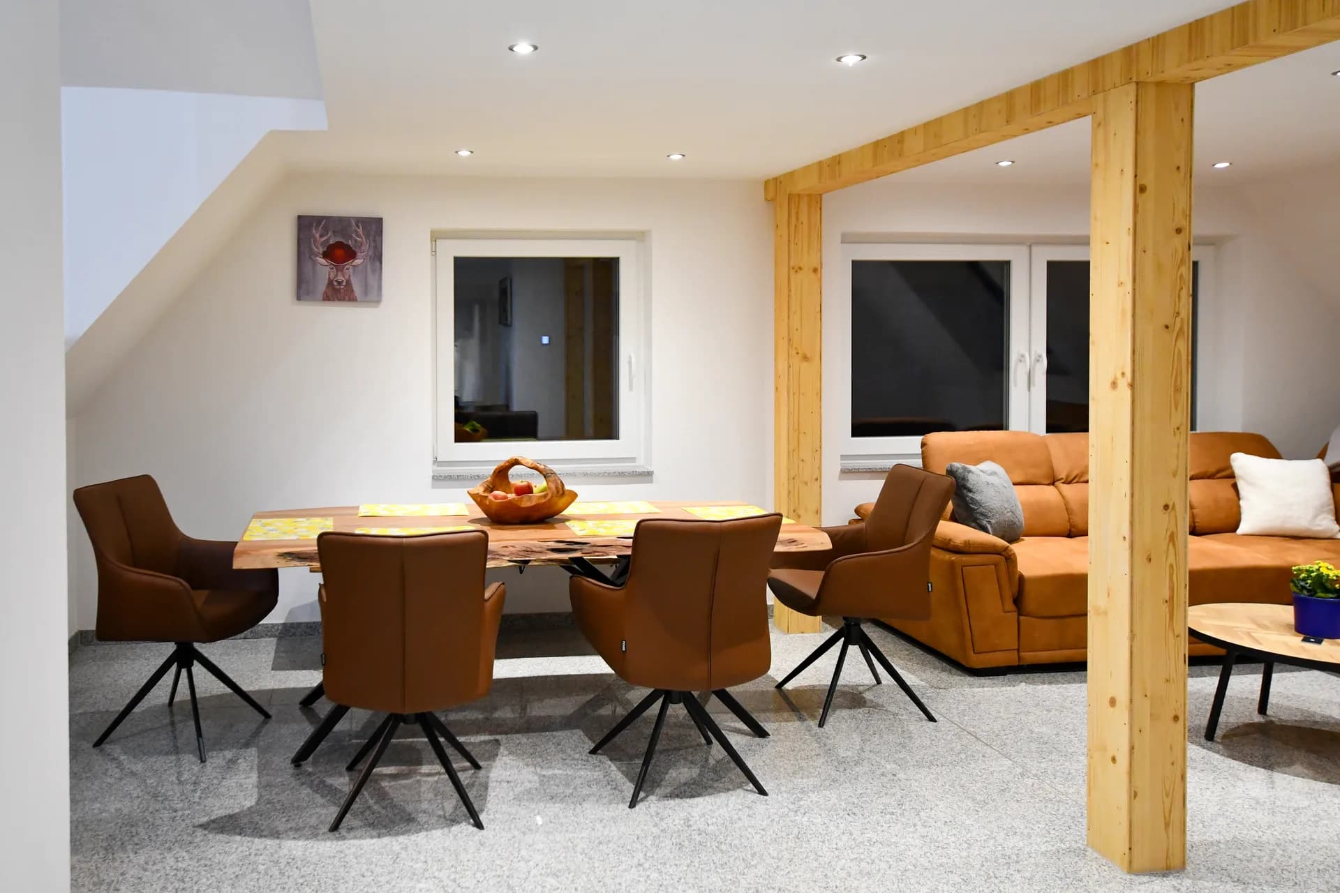 Moderner Wohn- und Essbereich der Ferienwohnung Schrödter in Schramberg