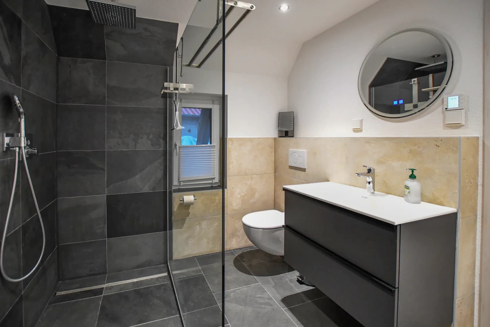 Barrierefreies Bad mit ebenerdiger Dusche – Ferienwohnung Schrödter Schramberg