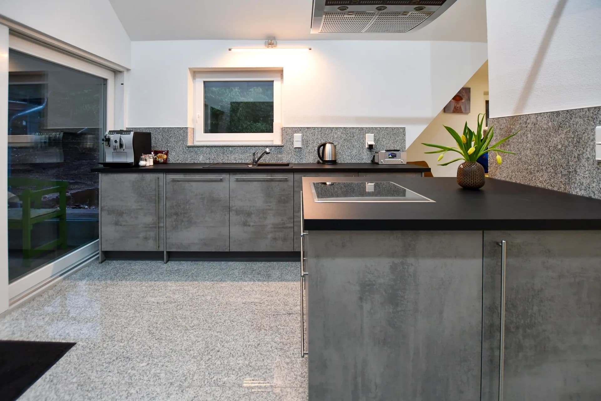 Küche mit Kochinsel und Zugang zur Terrasse – Ferienwohnung Schrödter