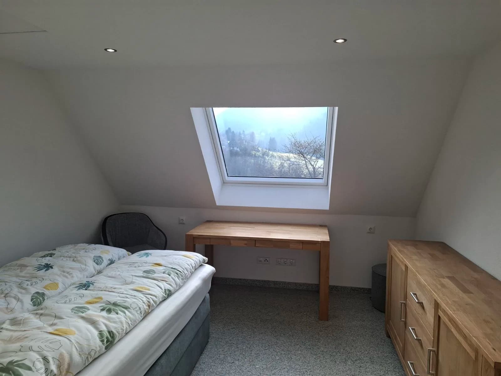 Schlafzimmer 2 mit Queensize-Bett und Dachfenster – Ferienwohnung Schrödter Schramberg