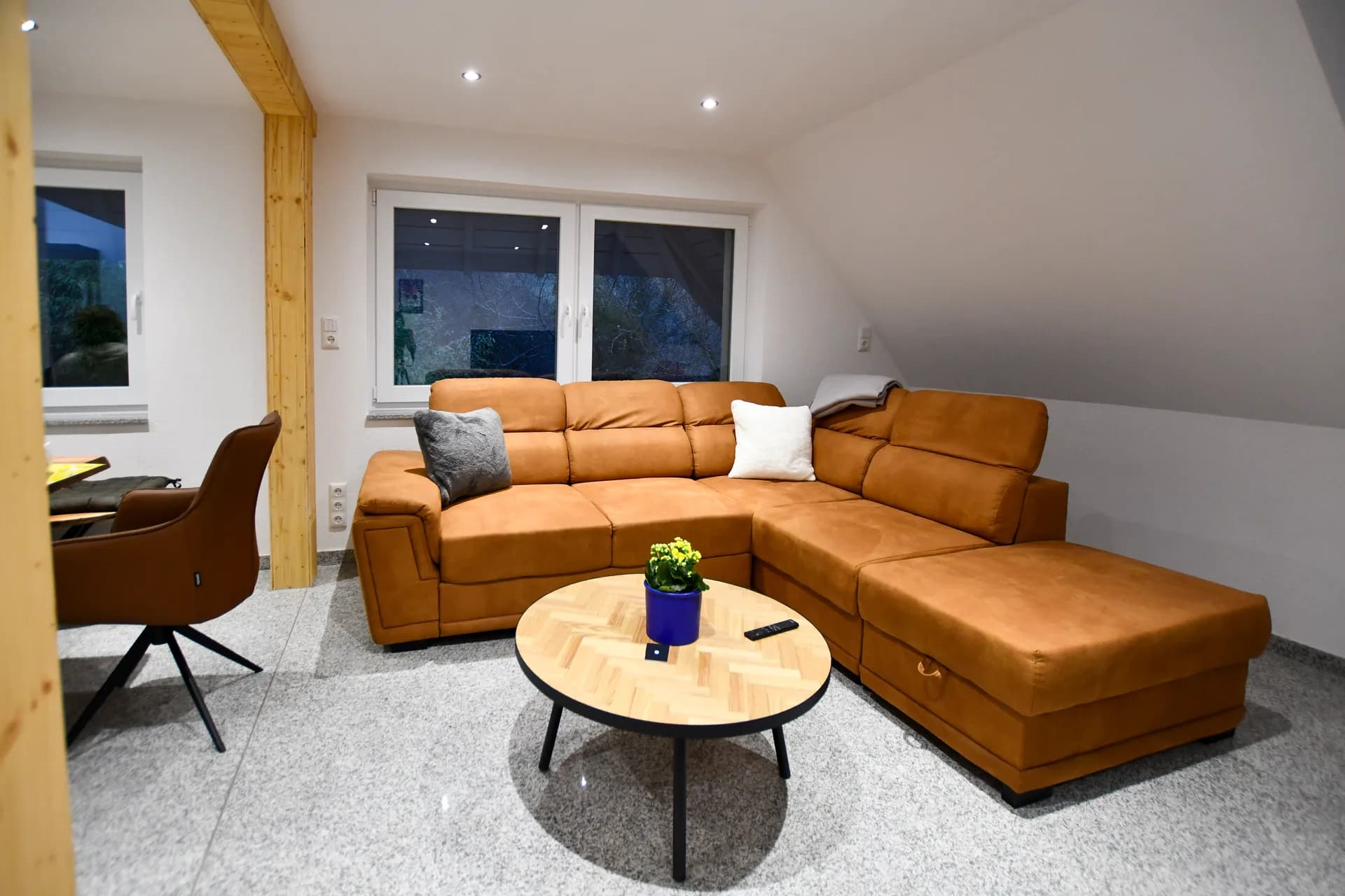 Geräumiges Wohnzimmer mit großem Ecksofa – Ferienwohnung Schrödter im Schwarzwald